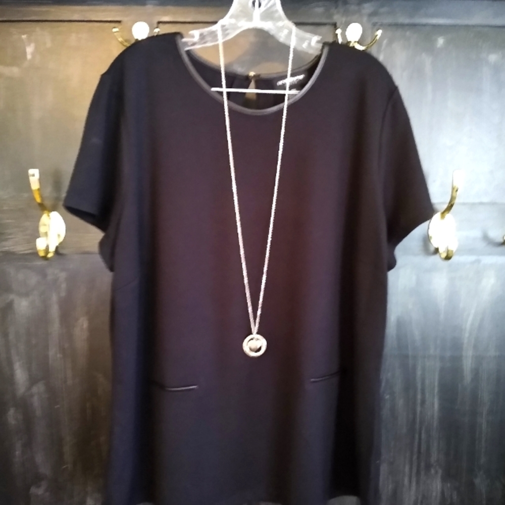 Liz Claiborne XXL long black top with necklace